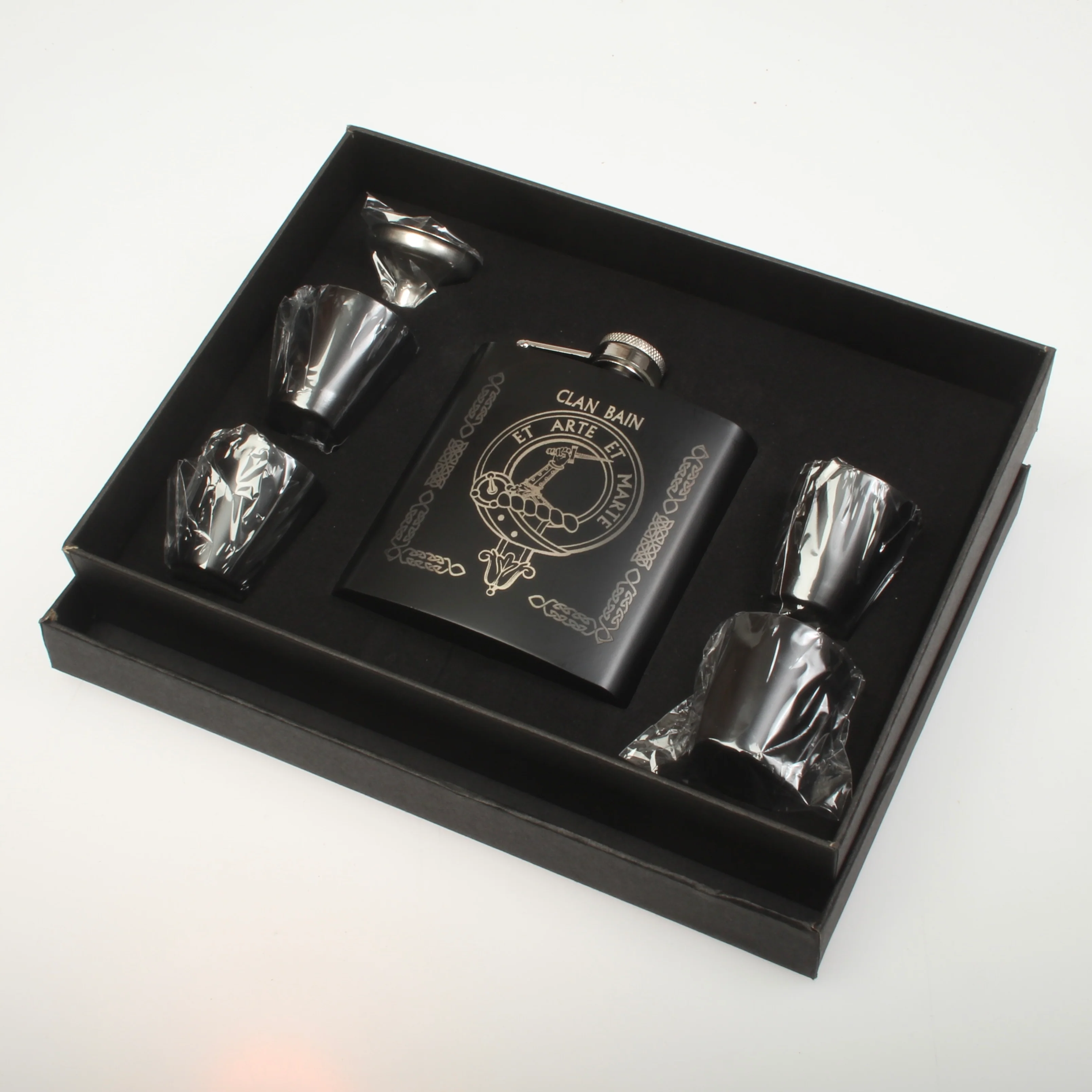 Bain Clan Crest engraved 6oz Matt Black Hip Flask Gift Set with Cups and Funnel - Image 2
