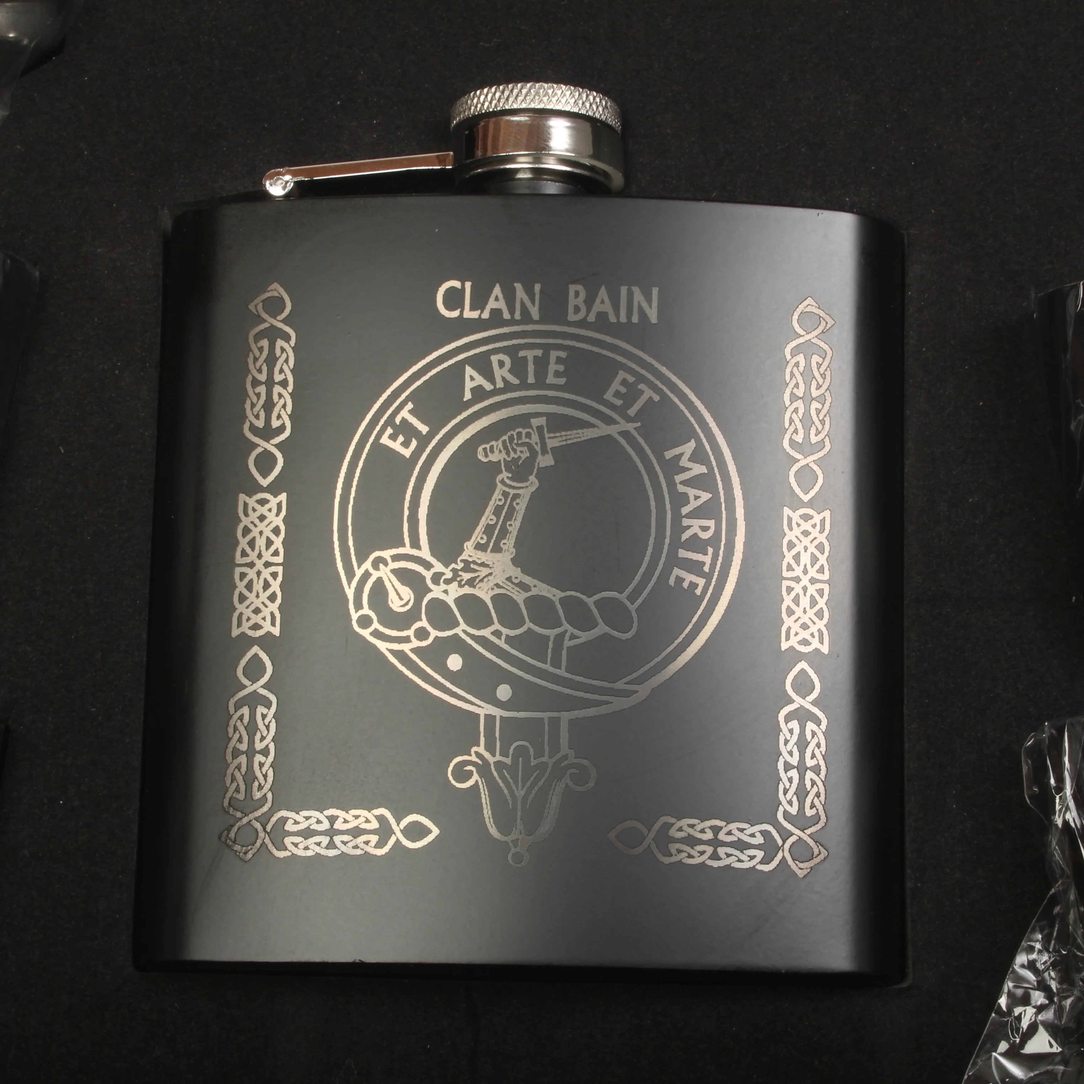 Bain Clan Crest engraved 6oz Matt Black Hip Flask Gift Set with Cups and Funnel - Image 3