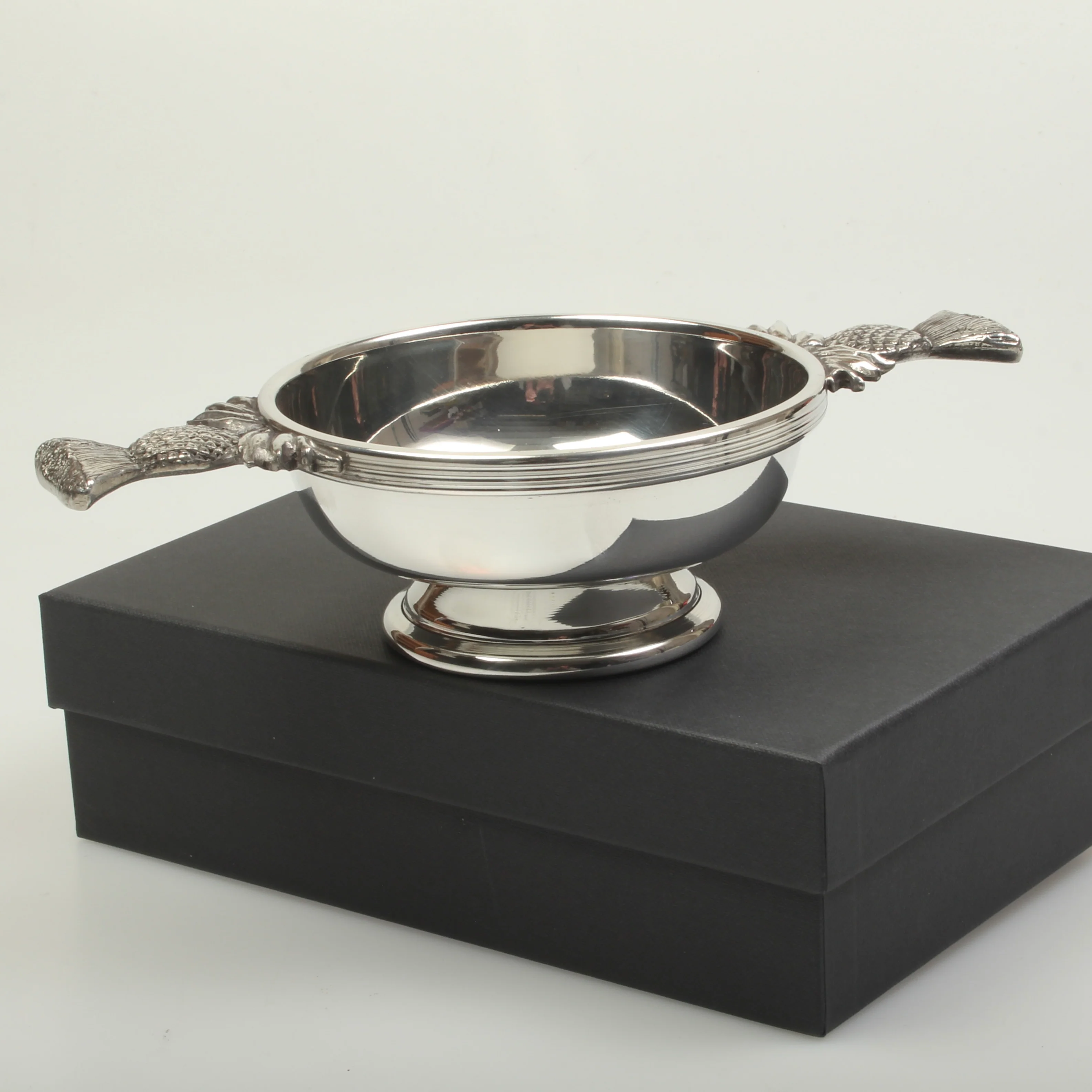 Clan Crest Engraved Large Thistle Handle Quaich - Image 3