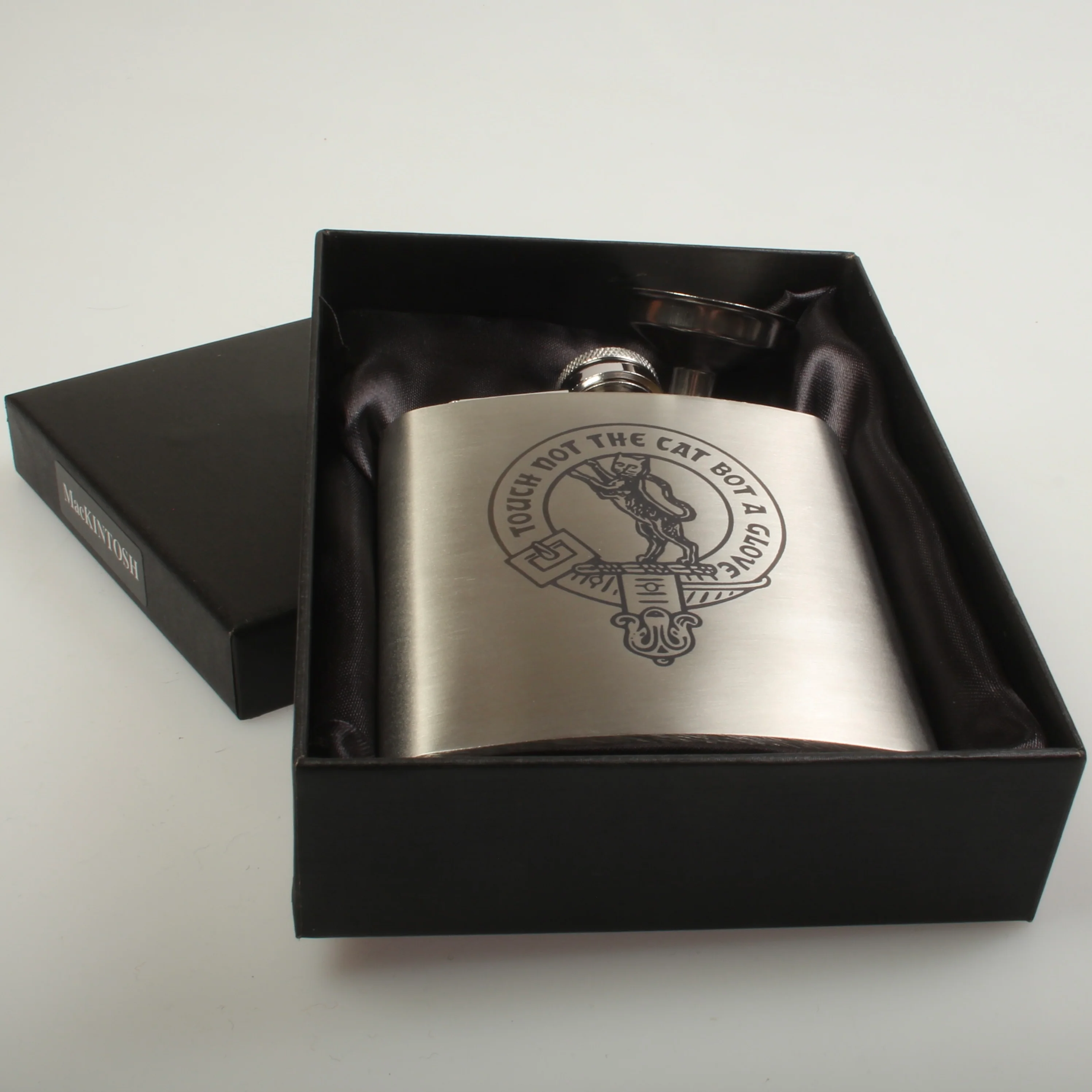 MacIntosh 6oz Engraved Clan Crest Hip Flask - Image 2
