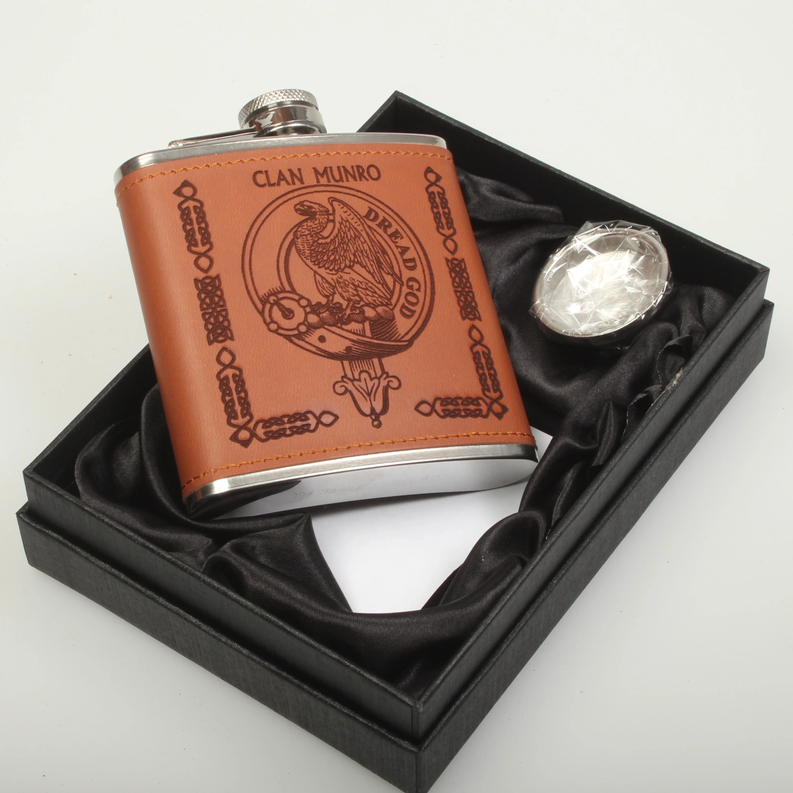 Munro Clan Crest PU Leather Covered Hip Flask - Image 3